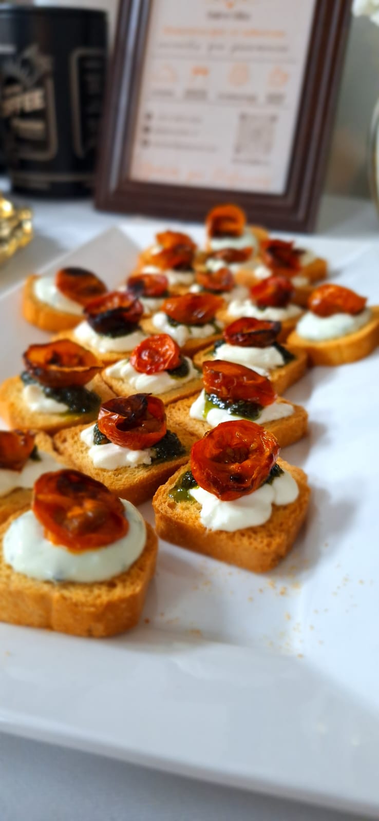 Crostini Caprese - 60 unidades